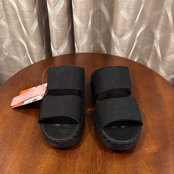 MUK LUKS Woman’s Flexi Sandals w/ Soft Cushion- Size: 7 - Picture 2 of 8